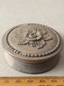 ROUND WOODEN SNUFF BOX WITH CARVED ROSE TO LID. TIGHT FIT . - Foto 1 di 3