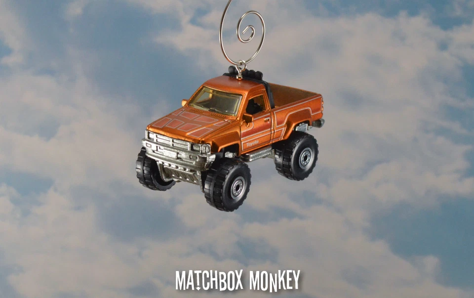 Toyota Pickup 1987 1987 camioneta 4x4 adorno de Navidad personalizado escala 1/64 Adorno Foto 1 de 4