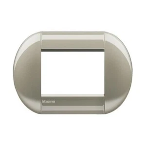 Bticino LNB4803TC living light placca tonda 3 posti colore Titanio - Foto 1 di 1