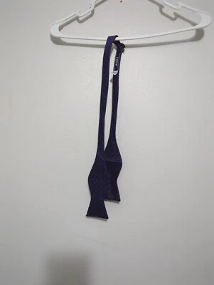 Pajarita de poliéster a lunares azul marino Izod para hombre hecha en China Foto 1 de 4