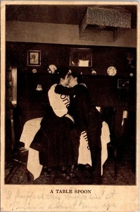 Antike Postkarte 1909 Ein Tafellöffel Edwardianisches Paar küsst Foto Humor verschickt - Bild 1 von 2