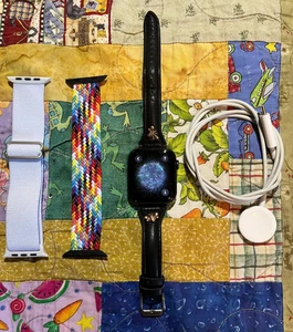 Apple Watch SE 44mm avec cordon de charge et bracelets supplémentaires - Photo 1 sur 8