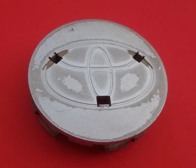 TOYOTA AVALON MATRIX SOLARA VENZA WHEEL RIM HUBCAP CENTER COVER CAP PLUG OEM C9 - Image 1 of 4
