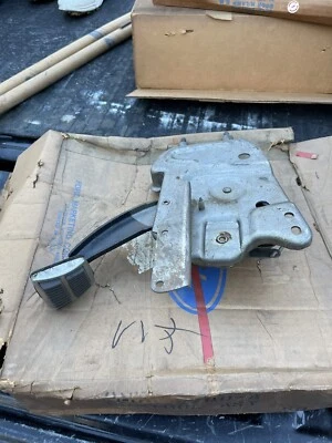 Conjunto de control de pedal de freno de estacionamiento Lincoln Continental 1974-1976 (D5VY2780A) NOS Foto 1 de 3