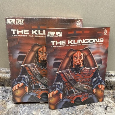 De colección 1983 FASA Star Trek RPG 2002 The Klingons Suplemento *Libro de fuentes y caja solamente* Foto 1 de 4