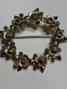 Broche prendedor firmado Kramer of NY tono dorado pedrería azul - Imagen 1 de 3