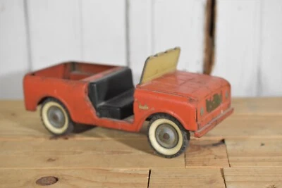 VINTAGE TRU SCALE RED INTERNATIONAL HARVESTER IH SCOUT NO TOP - Image 1 of 4