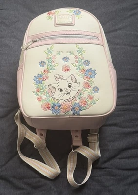 Mochila Disney Loungefly Marie Aristocats Bordada Floral Rosa y Crema Foto 1 de 4