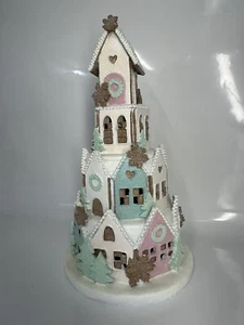 Leuchtende pastellrosa Lebkuchen Zuckerschloss skurrile Weihnachtsdeko - Bild 1 von 5