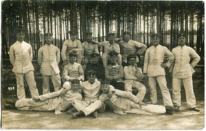 Orig. Foto-AK KÖNIGSBERG /Ostpr. Gruppe Soldaten im Wald vor Baracke 1914 - Picture 1 of 1