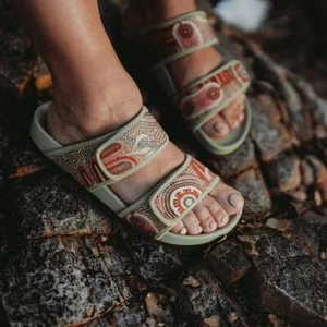 *Nuevo* Sandalia TWOOBS x Cungella Art ~ The Slidekick Slide TALLA 40 Au 9 Ndia Verde - Imagen 1 de 8