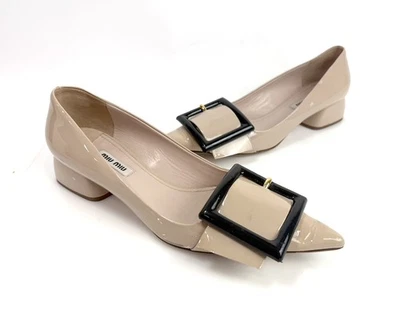 Zapatos de salón Miu Miu de charol nude detalle de hebilla punta puntiaguda tacón bajo talla 38 - Imagen 1 de 4