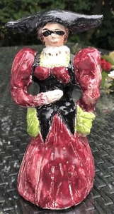 KERAMIK TON FIGUR, DAME MIT HUT UND SONNENBRILLE H X B 22 cm X 12 cm AKTION! - Bild 1 von 6