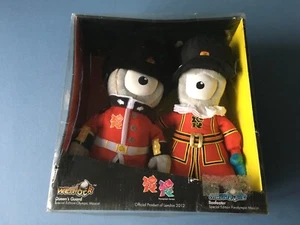 PAR DE JUGUETES DE PELUCHE WENLOCK QUEEN'S GUARDS WEFEATERS MASCOTAS OLÍMPICAS DE LONDRES 2012 - Imagen 1 de 6