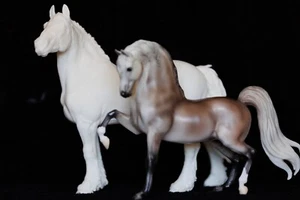 Künstler Resin traditionelles Modellpferd Zughengst - weiß Resin bemaltfertig - Bild 1 von 3