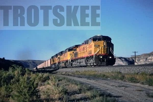 35mm Slide USA Railways Union Pacific Diesel Locomotive 6568 1998 Orig - Picture 1 of 1