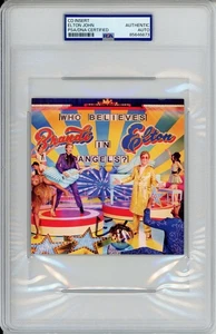 SIGNIERT Elton John Who Believes in Angels Album Cover Fotokarte PSA DNA COA - Bild 1 von 2