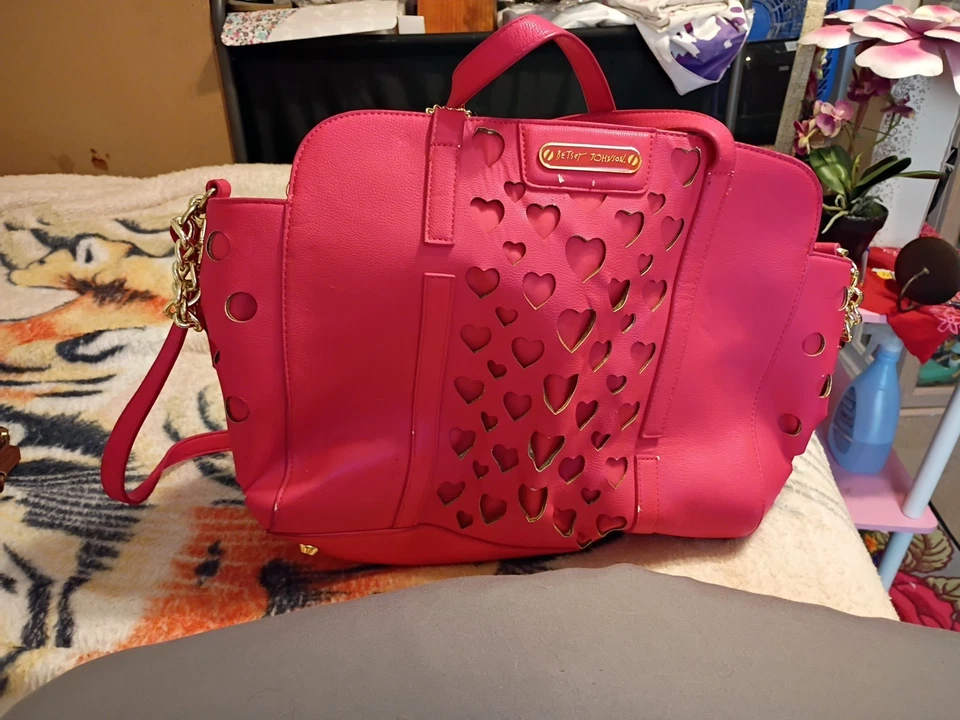 Сумочка Betsey Johnson с розовым сердечком и вырезом - Изображение 1 из 4