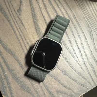 Apple Watch Ultra 2 49mm estojo de titânio com alça de trilha - Verde, M/L (GPS + celular) - Imagem 1 de 4