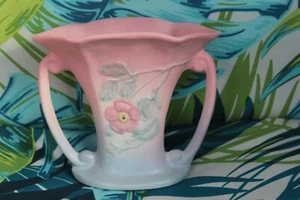 VTG scafo ceramica corniolo modello rosa / blu 6 1/2" vaso 1940 # 513 w / maniglie - Foto 1 di 8