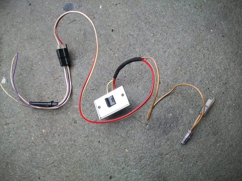 Oldsmobile 442 Cutlass Vista Cruiser GM 1968-1970 interruptor desempañador ventana trasera. Foto 1 de 4