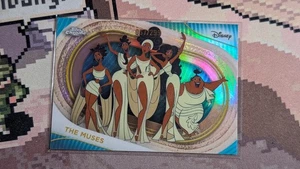 2025 Topps Chrome Disney Le Muse Rifrattore Teal /299 #48 - Foto 1 di 2