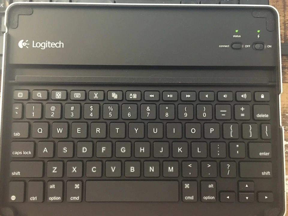 Logitech Keyboard Case for iPad 2 wireless Bluetooth - Image 1 of 1