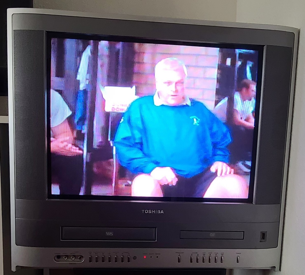 Toshiba 20-29 in Screen TVs With Built - in DVD Player for
