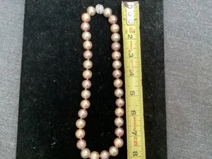 Multi Tone Glass Pearl Beaded Necklace with pave crystaled screw closure - Imagen 1 de 6