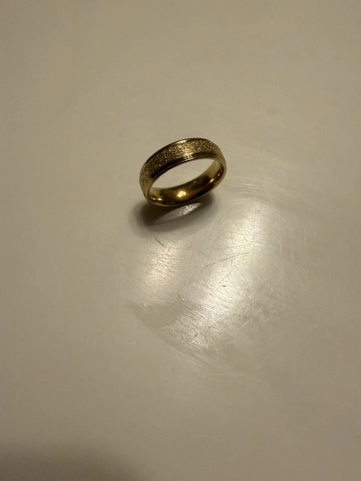 Anillo de hombre relleno de oro amarillo de 18k Foto 1 de 2