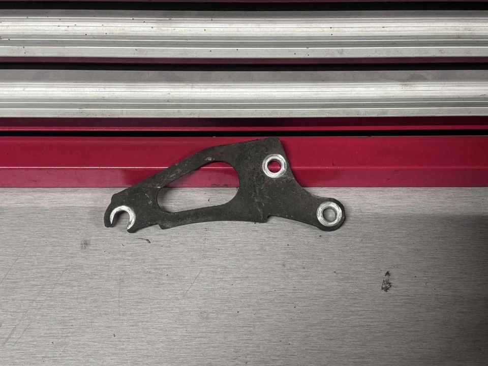 Кронштейн переднего гидроусилителя руля 2001-2005 Lexus IS300 44441-30080 - Изображение 1 из 1