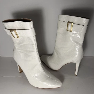 Journee Collection Elanie Botas de Tacón de Cocodrilo Blanco 10 | Cuero Sintético Hebilla con Cremallera Foto 1 de 4