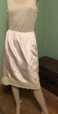 Tafetán rosa vintage Virginia Wallace MEDIO DESLIZAMIENTO CON ribete de encaje floral beige talla 26 Foto 1 de 4