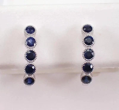 Pendientes de aro abrazo de zafiro natural corte redondo sólido de 3,20 quilates de oro blanco de 14 quilates Foto 1 de 3