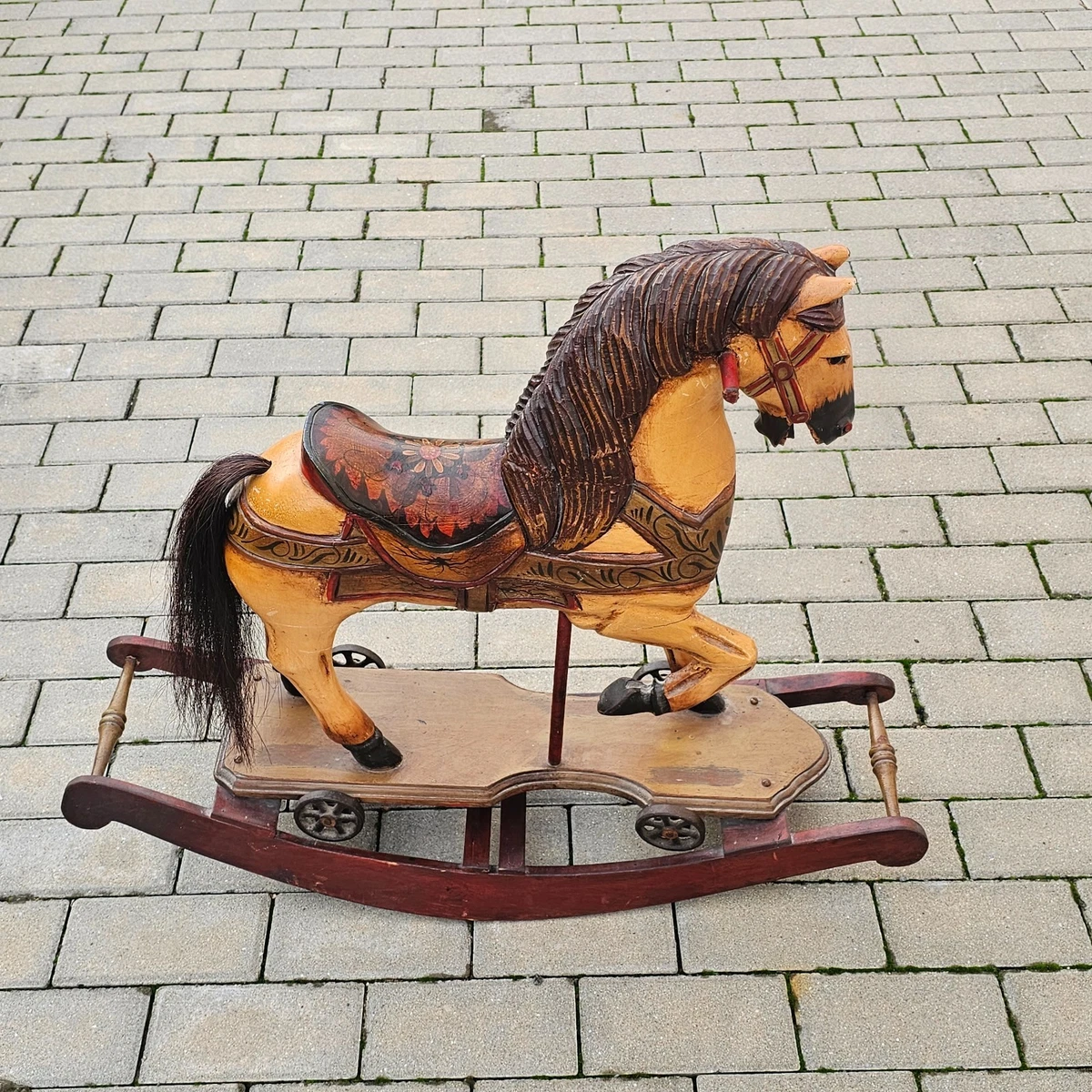 Handgeschnitztes Schaukelpferd Aus Holz – Dekoration Für Zuhause, Büro & Geschenk