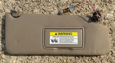 Солнцезащитный козырек со стороны пассажира Honda Pilot 2009-2015 годов выпуска желтовато-коричневый/бежевый с подсветкой под правую руку от оригинального производителя - Изображение 1 из 3