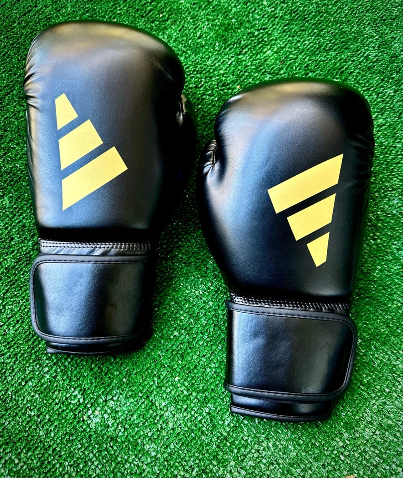 Guantes de Kickboxing de Adidas, Speed 50 Entrenamiento Boxeo, Negro/Dorado 10 OZ Foto 1 de 4
