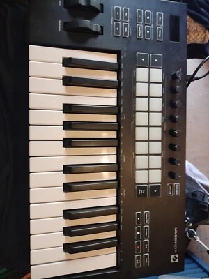 NOVATION NOVLKE25 TECLA DE LANZAMIENTO 25 MK2 TECLADO CONTROLADOR MIDI CON 16 ALMOHADILLAS Y 8 PERILLAS Foto 1 de 3