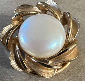 Clip de bufanda redondo vintage de perlas de imitación tono dorado - Imagen 1 de 4