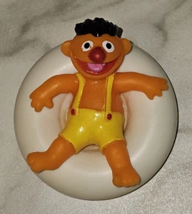 Vintage da collezione ILLCO SESAME STREET Ernie on Inner Tube 2,5" Tyco Jim Henson - Foto 1 di 6