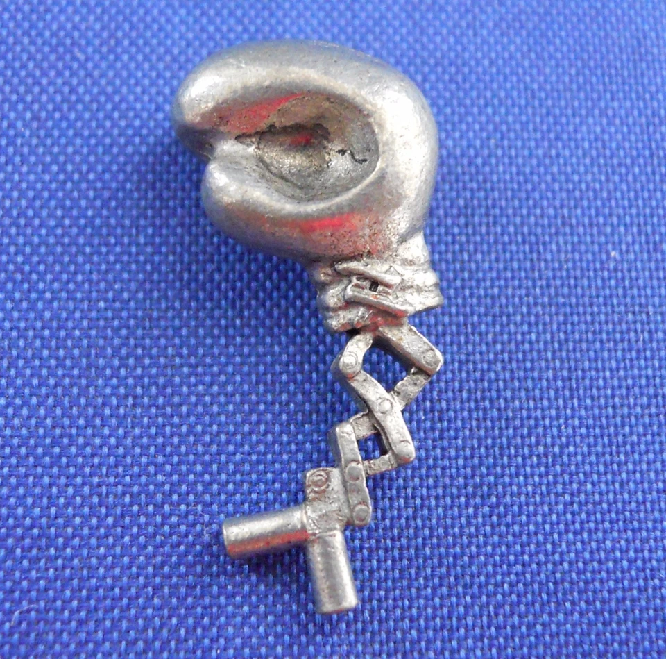 Clue Simpsons Extend O Glove Weapon Token Replacement Piece Pewter 1st Edition 2 - Image 1 of 2