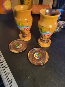 Par de hermosas tazas jamaicanas vintage pintadas a mano 1980 con posavasos a juego - Imagen 1 de 3