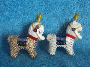 Vintage 2er Set Perlen Pailletten Stecknadel Pferd Weihnachtsschmuck - Bild 1 von 6