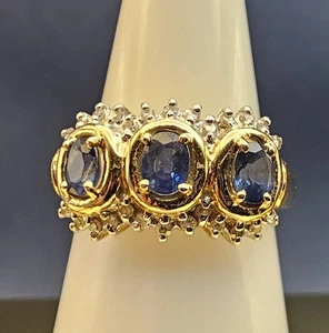 Anello in oro giallo 14 kt con zaffiri e diamanti creati in laboratorio 3,21 g misura 6 - Foto 1 di 20