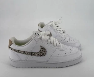 Scarpe Nike Court Vision Lo NN NUOVE FN7323 100 bianche con taglia 9,5, M - Foto 1 di 7