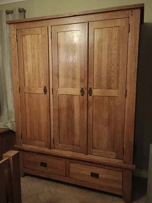 Solid Oak Triple Wardrobe with drawers Cotswold Company - Image 1 of 4