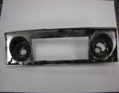 Moldura de rádio 1967 e 1968 Chevy Camaro e Pontiac Firebird fabricante de equipamento original 3886998 67 - Imagem 1 de 4