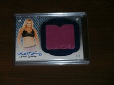 2015  BENCHWARMER DAIZY DUKEZ NIKKI ZIERING JEAN RELIC BLUE AUTO CARD 2/2