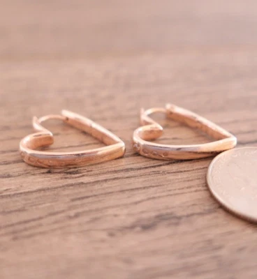 Pendientes de aro pequeños Kendra Scott Ansley corazón tono ORO ROSA Foto 1 de 3