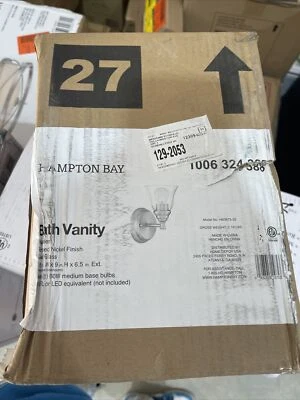 Hampton Bay 5,5 pulgadas Luz de montaje en pared de níquel cepillado Marsden con pantalla de vidrio transparente Foto 1 de 3